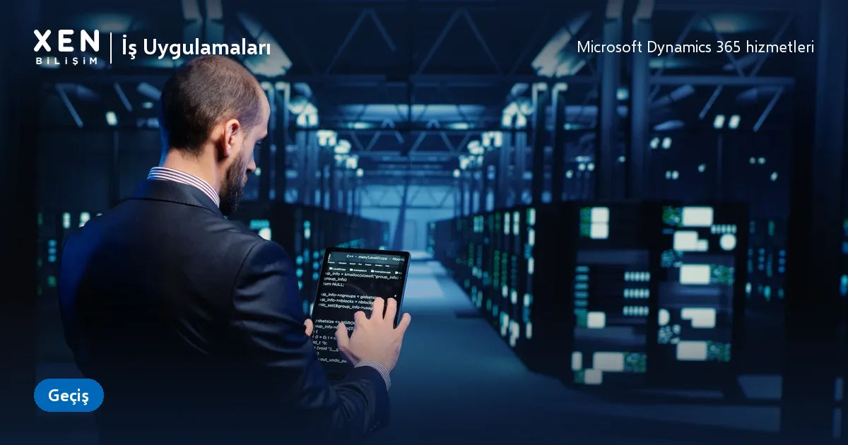 Veri merkezinde sunucu dolapları arasında tablet tutan bir uzman